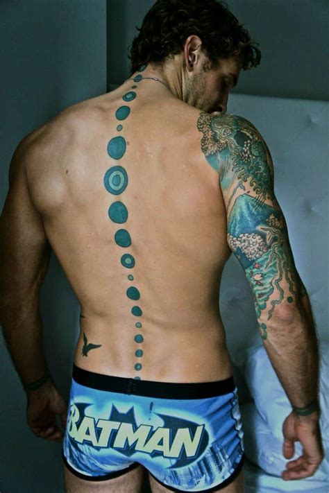 tatouage dorsale homme